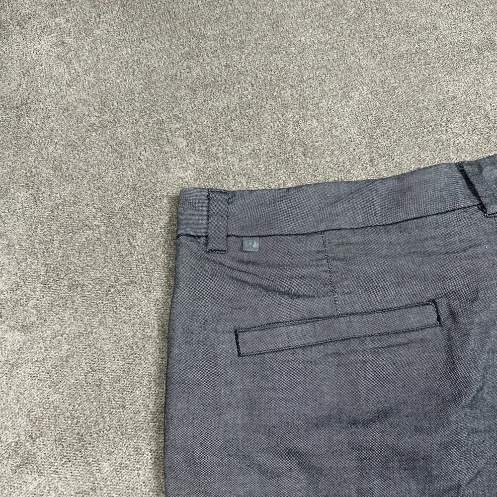 Lululemon Commission Shorts Mens 38 x 11 Gray Chambray Chino Casual Summer Logo